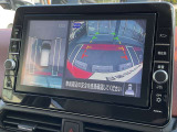 まるで真上から見ているような、視認性の良いアラウンドビューモニターです。駐車が苦手な方でもこれでらくらく駐車できますよ。