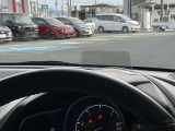 【アクティブドライビングディスプレイ】コンバイナーに車速や交通標識などの情報が表示されるので、ドライバーがよそ見してしまうのを防ぎます。