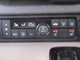 オートエアコンを標準装備。温度設定をしておけば風量・吹出し口を自動で調整してくれます。2段階の温度調整ができる運転席・助手席シートヒーターも装備しているので、冬場のドライブも快適です。