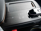多彩な機能をスマートに集約したセンターコンソールには電制シフト、ドライブモードなどを操作出来るハプティクススイッチが配置されています。