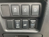 嬉しい両側オートスライドドア、オートバックドア装備です。4WD切り替えスイッチもこちらにございます。