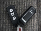 ◆スマートキー◆カギをバッグやポケットに入れたままでもドアロックの開閉ができる『スマートキー』付き!雨天や暗くなってもカギを取り出す必要がなくドアの開錠&エンジンも始動できます