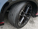 純正アルミホイールです。スチールホイールよりも軽いので燃費も向上します。タイヤの残り溝は御来店時にご確認下さい。