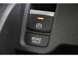 電子制御パーキングブレーキ。ブレーキホールドをONにすれば、ブレーキペダルから足を離しても、停車状態が続きます。アクセルを踏めばブレーキが自動で解除され、発進が可能。信号待ちの間などに便利な機能です