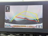 【バックガイドモニター】車両後方の映像をナビ画面に表示し、駐車などの後退操作をサポートします。
