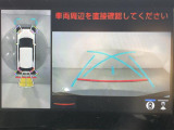 【パノラミックビューモニター】クルマを真上から見下ろした視点で駐車をサポートします!クルマの斜め後ろや真横など、いち早く障害物に気が付くことができます。