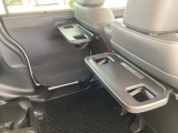 前席背面には格納式テーブルが付いており、休憩時のちょっとした小物置きに使えて便利です。