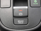 オートブレーキホールド機能付きの電子制御パーキングブレーキです。ブレーキペダルから足を離しても停車状態を保持。アクセルペダルを踏めば保持を解除します。指一本で簡単に操作が出来ます。