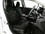 運転席はほどよくホールド感のある形状をしておりますので、運転がしやすいです。