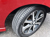 純正アルミホイールです。スチールホイールよりも軽いので燃費も向上します。タイヤの残り溝は御来店時にご確認下さい。