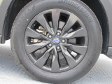 純正18インチアルミホイール。 タイヤサイズは225/60R18