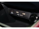 小物の収納に便利なセンタートレイには携帯等のデバイスの充電可能なUSB出力電源付です。