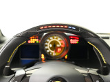 ハンドル上部のLEDは車がスピードアップしていくにつれシフトアップのタイミングを教えてくれます。