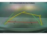 後方の視認性を高めるリアビューカメラを搭載。ガイドラインはステアリングの動きと連動しますのでよりスムーズな車庫入れが行えます。