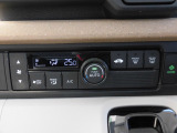 オートエアコン装備。温度設定をしておけば風量・吹出し口を自動で調整してくれるので車内はいつも快適です。