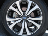 スバル純正18インチアルミホイール。 タイヤサイズは225/55R18。納車時に新品タイヤ4本を交換いたします。