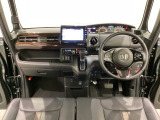 車内は光触媒抗菌消臭施工済です。スタイリッシュなデザインでスポーティなインパネ周りを演出します。グローブボックスやカップホルダーのほかにトレーなどたくさんの収納スペースが付いています。