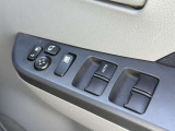 【電動格納ミラー】サイドミラーは電動格納式となっており、狭い駐車場でもキズがつくリスクを抑えられます。