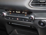 運転席と助手席で設定温度を変更出来るデュアルオートエアコンを装備しています。四季を通じて快適なドライブを楽しめます。スイッチ類の高い質感も必見です。また、冬場に嬉しいシートヒーターも装着です★☆★☆