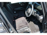 前席も広々!車内はブラックでまとまっています!