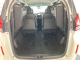 リアシ-トを使用しないときは、座席を格納すれば、さらに広々ラゲッジスぺ-スの出来上がりです。たくさんの荷物が積みこみ可能です!