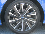 純正18インチアルミホイール。 タイヤサイズは225/45R18