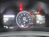 センターにタコメーター(エンジン回転数計)が配置され、スポーティさを演出してあります。