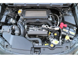SUBARUの水平対向エンジン、回転バランスに優れているほかエンジン全高が低く、軽量・コンパクトな特性により、車体の低重心化にも貢献します。