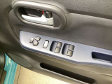 運転席の窓操作部分です。スイッチでミラーや窓の開閉が電動で行えます。