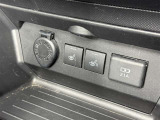 【シートヒーター】体調に合わせて細かく車内環境を調整できちゃいます。天候や、体調に左右されずに快適に1日をスタート出来ますね。