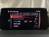 ハンドル操作をアシストすることにより車線からの逸脱回避を支援します。