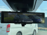 【インテリジェントルームミラー】です。車両後方のカメラ映像がミラー(液晶画面)に写るので、後席の人や荷物が写りこみません。夜間や悪天候でも視界が良好です♪