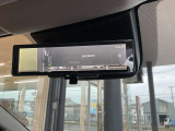 スマートルームミラーは、車両後方に設置されたカメラの映像を、ルームミラーに映し出すことで、死角をなくし、安全性を向上させることができます。また、夜間や雨天時でも、クリアな映像を映し出すことができます。