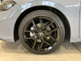 アルミホイール付!鉄ホイールと違って軽いので燃費にも影響してきます。ガソリンの高騰に対し少しは貢献します!