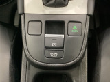 セレクトレバーの下に電子制御パーキングブレーキがあります。スイッチひとつで、停車した地点の傾斜などをシステムが検知・判断してブレーキ力を自動的に最適制御し、しっかり停車できるパーキングシステムです。