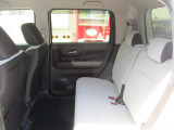 リヤシートも全車消毒済み。足元も軽とは思えない広さがあります。ドアには小物を収納できる便利な【リヤポケット】付。