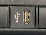 こちらのクルマはUSB接続コネクタも装備されています♪スマホの充電などにお使い下さい。ご旅行中での充電切れも、これなら心配いりませんね!