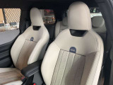 MINIのシートは体を包み込むようなデザインになっているので長時間運転しても疲れにくい設計です。