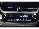 ★エアコンはオートタイプが装着済みです!オートモードにしておけば、車内温度を設定するだけで風の料や吹き出し口の切り替えを機械が行ってくれます!一年中快適な環境を作れますよ♪
