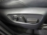 パワーシート搭載。微妙な調整が手軽にでき、快適なシートポジションで運転することが可能です。