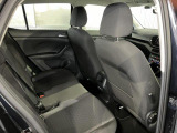 後部座席もあくまで広くゆったりです。VWのシートは固めで座る場所を大きく作成しております,長時間乗っていただいても疲れにくくなっております。