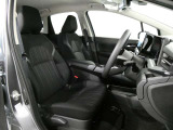 運転席はほどよくホールド感のある形状をしておりますので、運転がしやすいです。