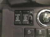 スマートキーや運転席のスイッチで後席両側スライドドアの開閉が可能♪電動だから力を入れてドアを開ける必要が無く、小さなお子様でも簡単に開け閉めでき快適です♪