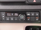 オートエアコンを標準装備。温度設定をしておけば風量・吹出し口を自動で調整してくれます。2段階の温度調整ができる運転席・助手席シートヒーターも装備しているので、冬場のドライブも快適です。