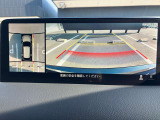 360度ビューカメラを搭載。4方の小型カメラの映像を処理し、車両真上からの映像に変換しています。