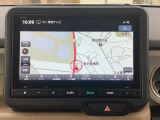8インチ純正ナビを装備しております。