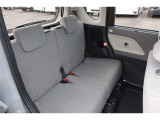 後部座席も足元広々しています。