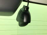 後方にもドライブレコーダーのカメラが付いています。前後両方でお車の周りを監視・記録いたします。