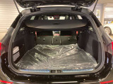 トランク容量は大きく、ご旅行やゴルフ等様々なシチュエーションで大活躍致します。よく搭載されるものをお持ち頂ければ実際に積んだ様子を確認して頂くことも可能でございます。
