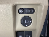 ハンドルの右側に電動格納付きパワーミラーの操作スイッチがついています。左右のサイドミラーの角度調節も微調整ができて便利です。
